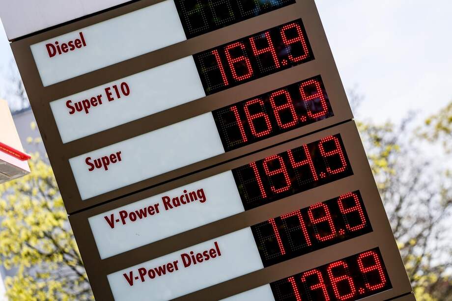 Berlin (Germany), 10/04/2025.- Prices for various automotive fuels at a gas station in Berlin, Germany, 10 April 2025. Oil prices rose for the first time since US President Donald Trump initiated a trade war with most of America's trading partners, as several countries were granted a temporary tariffs exemption on April 9. (Alemania) EFE/EPA/FILIP SINGER