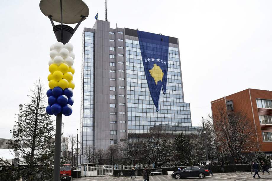 Trabajadores colocan una bandera gigante del estado de Kosovo en la fachada del edificio del gobierno durante las preparaciones por el décimo aniversario de la independencia de Kosovo, en Pristina (Kosovo). / EFE