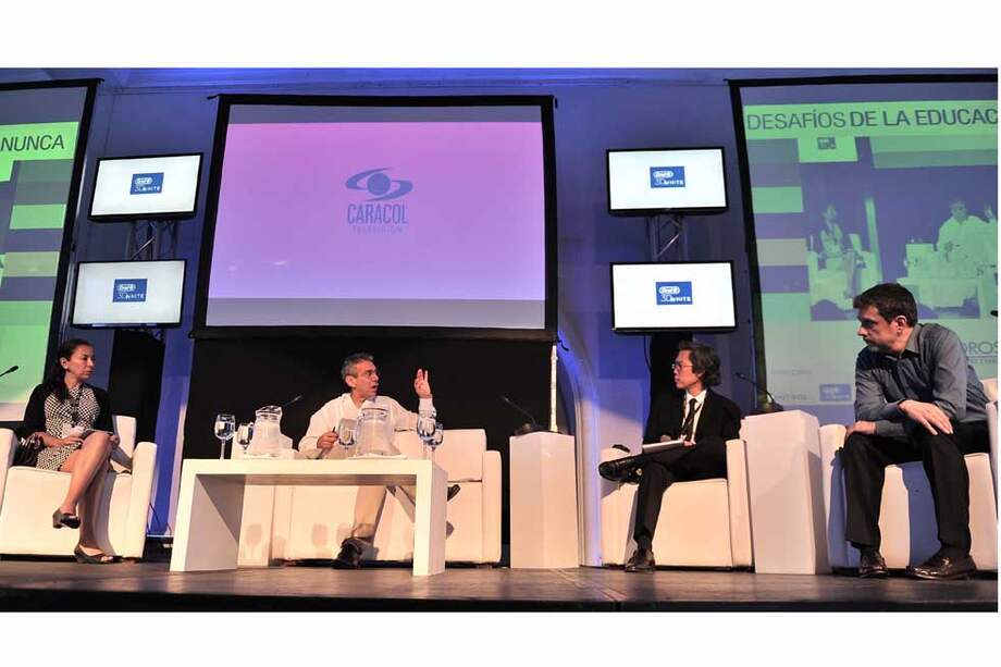 Raquel Bernal, de Uniandes; el moderador Samuel Azout; Hiro Yoshikawa, de la U. de Nueva York, y Orlando Ayala, de Microsoft. / David Campuzano