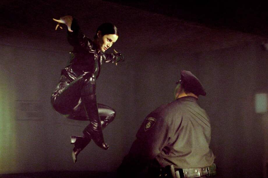Carrie-Anne Moss como Trinity en la película "Matrix". / Canal TCM
