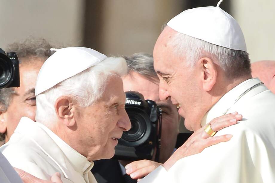 Imagen de archivo del papa emérito Benedicto XVI (izq.), quien falleció el pasado 31 de diciembre, saludando al papa Francisco (der.) durante una misa por las personas mayores en la Plaza de San Pedro.