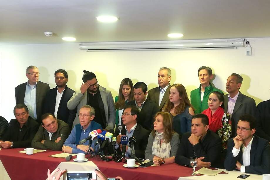 Parlamentarios y directivos de la Alianza Verde junto a Gustavo Petro. / Archivo Particular