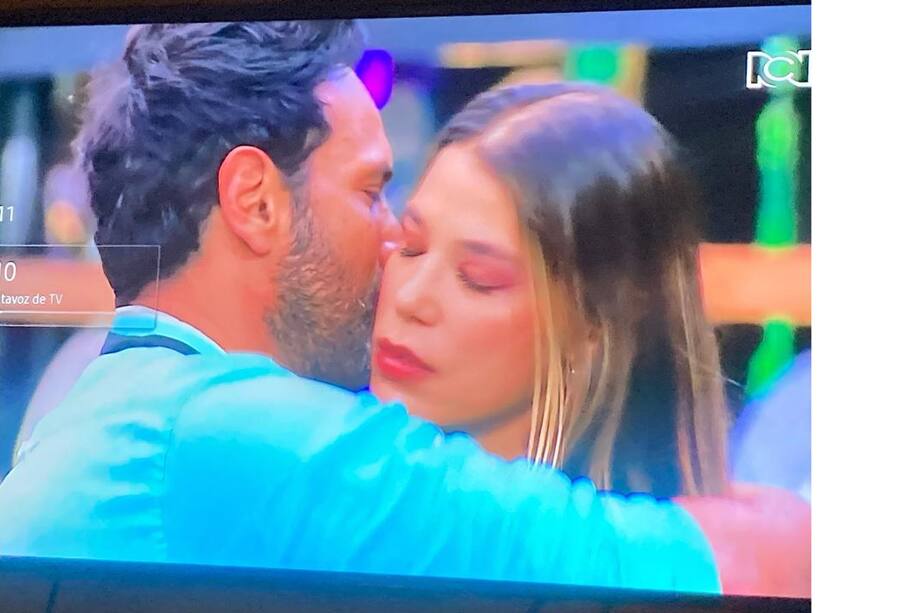 Dominica lloró al despedir a Alejandro Estrada