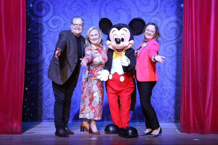 DT Minich, presidente y CEO de Experience Kissimmee; Casandra Matej, presidenta y CEO de Visit Orlando; Mickey Mouse y Cinthia Douglas, directora de Marketing y Ventas para Latinoamérica de Disney Destinations.