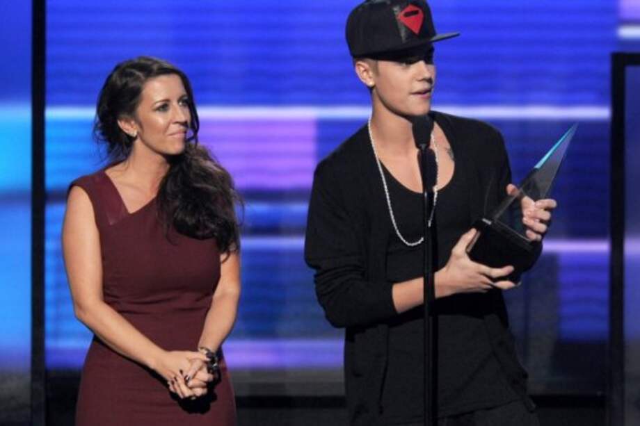 Justin Bieber y su madre Pattie Mallette, durante los American Music Awards 2012 / AFP