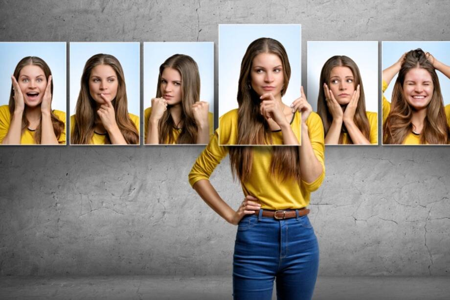 Mujer en un cuadro reflejando distintas personalidades