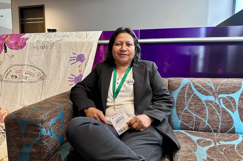 Según Aleyda, la discriminación contra personas LGBTIQ+ se vive de diferentes formas en los pueblos indígenas. En algunos casos se manifiesta en prácticas como el trabajo comunitario, el destierro de los resguardos y la realización de “espacios de armonización” que, según explica, equivale a las mal llamadas “terapias de conversión”.