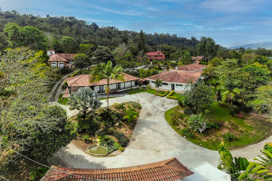 El Centro de Permanencia cuenta con una extensión de 15,5 hectáreas e instalaciones dotadas para la prestación de servicios de residencia de corta y larga estancia.