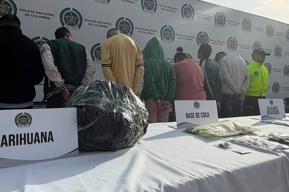 Actuabana en la localidad de Usme. Los ocho capturados generaban más de COP 200 millones al mes y se les acusa de instrumentalizar a menores para camuflar las dosis de marihuana, bazuco y cocaína que eran repartidas en calles y lugares públicos de la localidad.