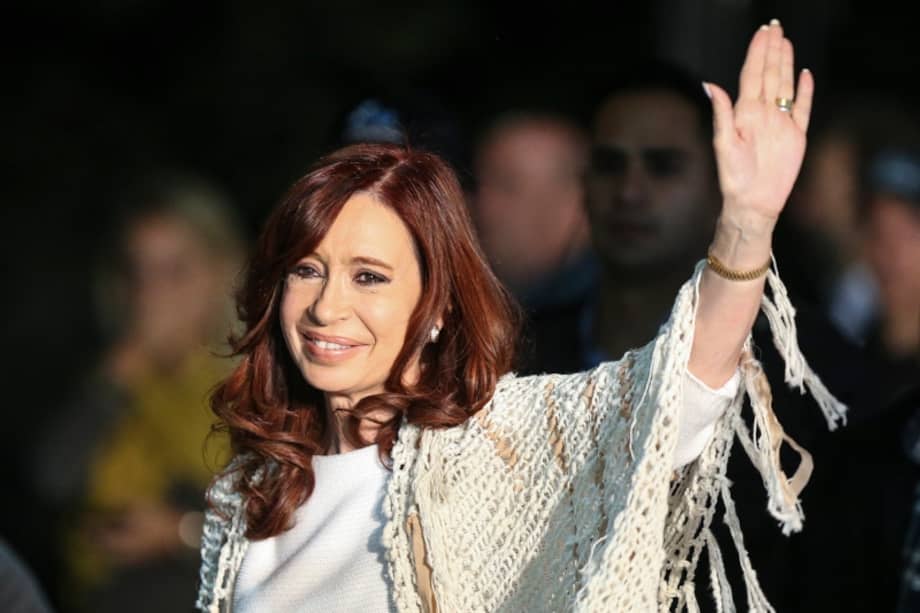 Fernández de Kirchner, una abogada de 69 años, pidió una ampliación de su declaración indagatoria para el martes, al sostener que “en abierta violación del principio de defensa en juicio, (los fiscales) montaron en su acusación cuestiones que nunca habían sido planteadas”, según escribió en Twitter.