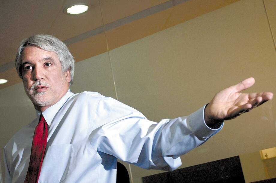 Enrique Peñalosa dice ser una opción de tercería, si ello significa que representa algo distinto a la polarización política Santos-Uribe. / Luis Ángel - El Espectador
