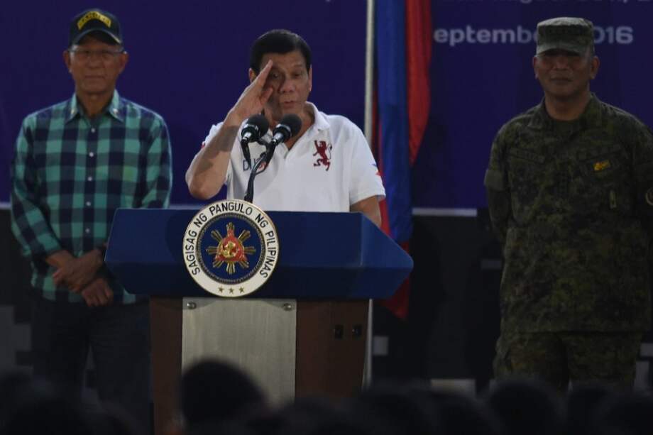 Rodrigo Duterte (centro) durante un discurso en San Miguel, al norte de Manila. / AFP