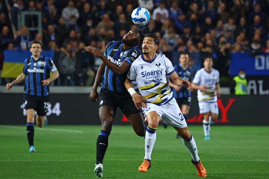 Duvan Zapata y Koray Gunter (derecha) disputan el balón en el partido en el que Hellas Verona derrotó a Atalanta.
