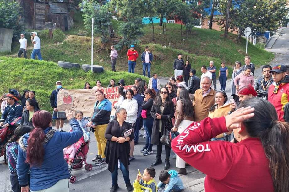 Padres de familia y estudiantes, reclamaron a la Secretaría de Educación