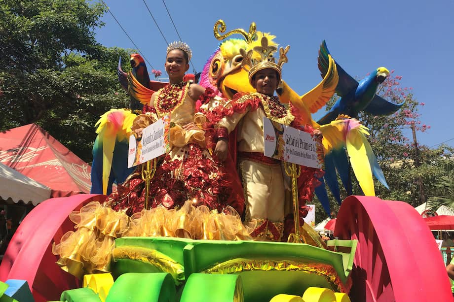 Alejandra Santiago y Gabriel Primera, Reyes Infantiles 2017 presidieron el Carnaval de los Niños en su mini carroza 'Fauna del Magdalena'. / Daniela Bustamante