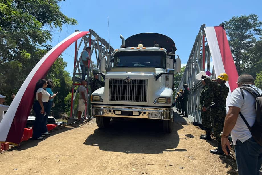 Los primeros vehículos de carga y transporte turístico cruzaron este martes el puente semipermanente bajo un sistema de pare y siga, tras casi dos meses de afectaciones.