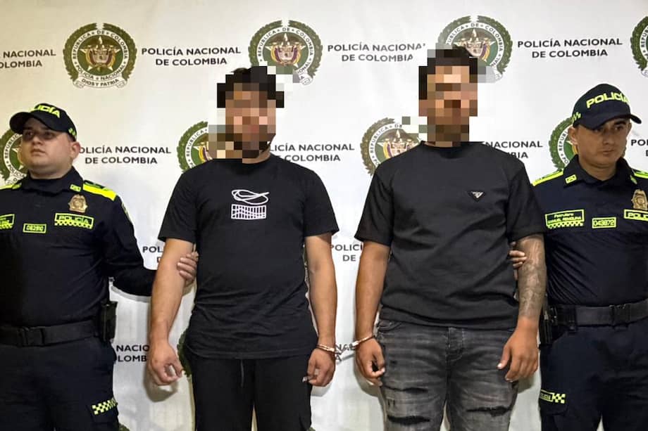 Sebastián Sánchez Acevedo y Jhon Schneider Muñoz Rojas, presuntos responsables de atracos violentos, capturados en Manrique, Medellín.
