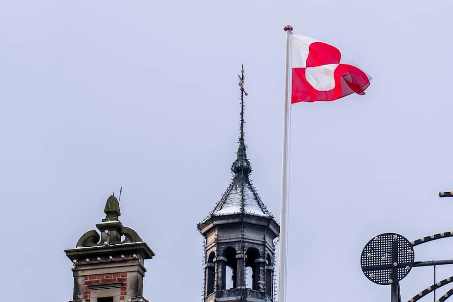 La bandera groenlandesa Erfalasorput ondea en el Castillo de Tivoli en Tivoli en Copenhague.