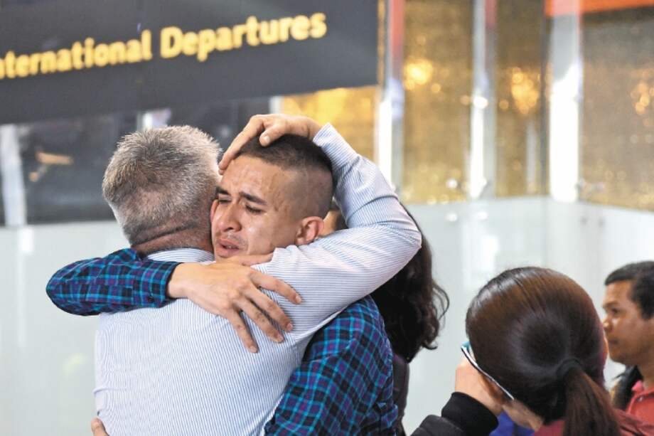 Entre abrazos fuertes, mochilas pesadas y lágrimas de alegría partió el viernes el último grupo de becados. / Fotos: Gustavo Torrijos