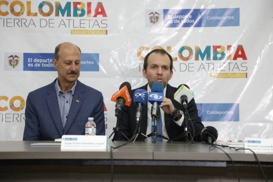 Jorge Ovidio González (izqu.), presidente de la Fedeciclismo y Ernesto Lucena. / Oficina de Prensa