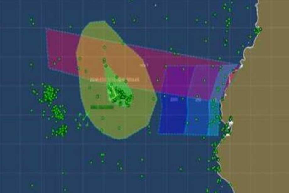 Imagen de un satélite de la Armada ecuatoriana en la que se ve la invasión de barcos de origen chino sobre Galápagos.