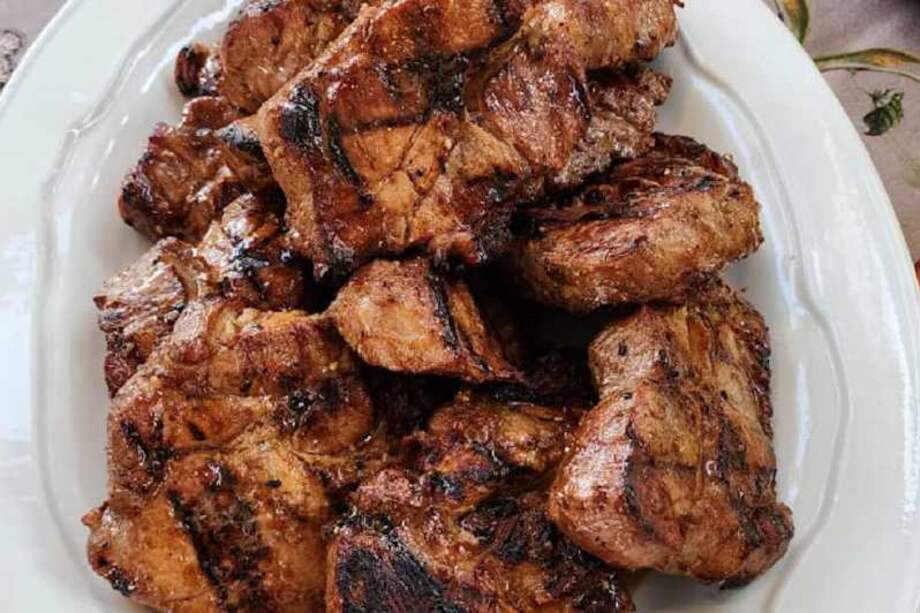 Acomode el lomo en una refractaria, bañe con la marinada, selle con plástico de cocina y deje marinar en la nevera durante toda la noche. Al día siguiente retire el lomo de la marinada (reserva el líquido) y ase en una parrilla a fuego medio hasta caramelizar en el exterior y que en el interior alcance el término. / Cortesía: Harry Sasson