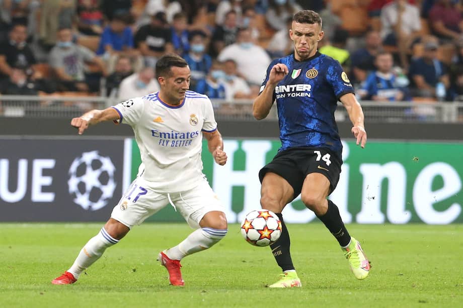 Lucas Vásquez (izq.) e Iván Perisic disputan la posesión del balón.