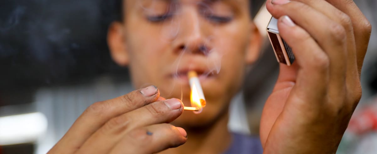 AME3214. TEGUCIGALPA (HONDURAS), 31/05/2023.- Un hombre enciende un cigarrillo hoy, en Tegucigalpa (Honduras). En Honduras mueren anualmente más de 500 personas por enfermedades relacionadas con el tabaquismo, que acarrea millonarios costos asociados a la atención de patologías por el consumo de cigarrillos, alertaron este miércoles expertas en declaraciones a EFE. EFE/ Gustavo Amador