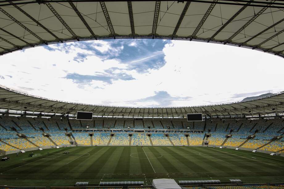 Fotografía de archivo fechada el 10 de octubre de 2013 del campo y tribunas del estadio Maracaná, en Río de Janeiro (Brasil). El Gobierno de Río de Janeiro publicó este jueves el anuncio público para la concesión del estadio de Maracaná, el más icónico del fútbol brasileño y uno de los más legendarios del mundo, proceso en el que pueden participar firmas brasileñas y extranjeras. EFE/ Antonio Lacerda