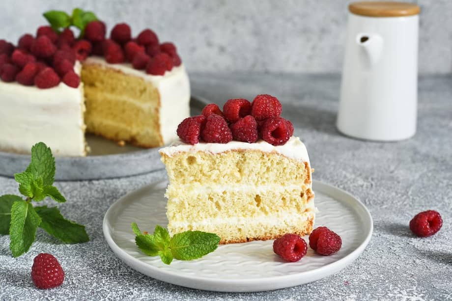 Prepara esta torta tres leches con coco para saborear este postre tradicional.
