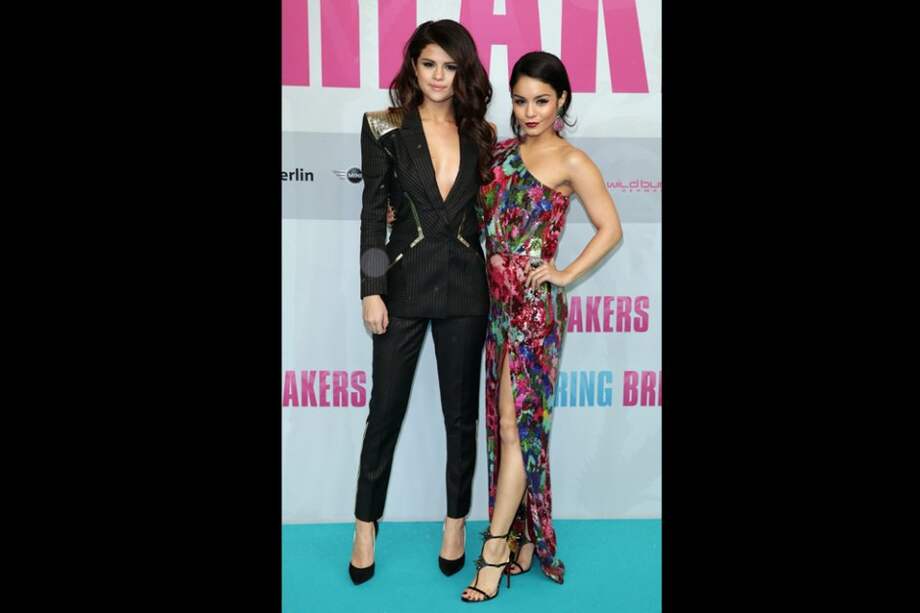 Las actrices estadounidenses e integrantes de reparto Selena Gómez (i) y Vanessa Hudgens (d) posan a su llegada al estreno de la película 'Spring Breakers'./ EFE