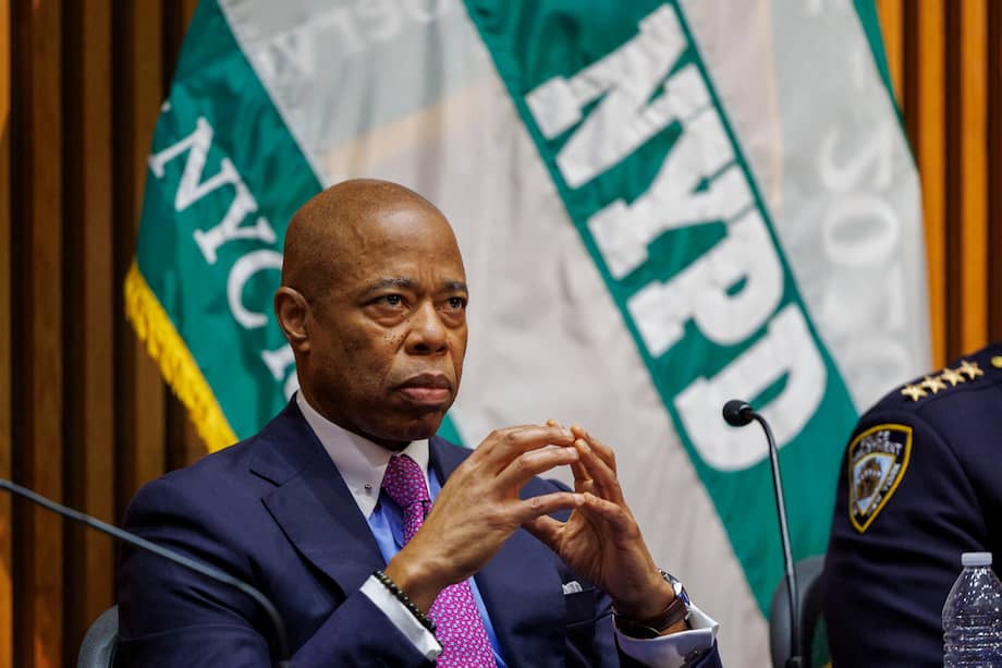 El alcalde de la ciudad de Nueva York, Eric Adams, asiste a una conferencia de prensa sobre una revisión de la delincuencia en 2023 en la sede del Departamento de Policía de Nueva York, Estados Unidos, el 3 de enero de 2024.