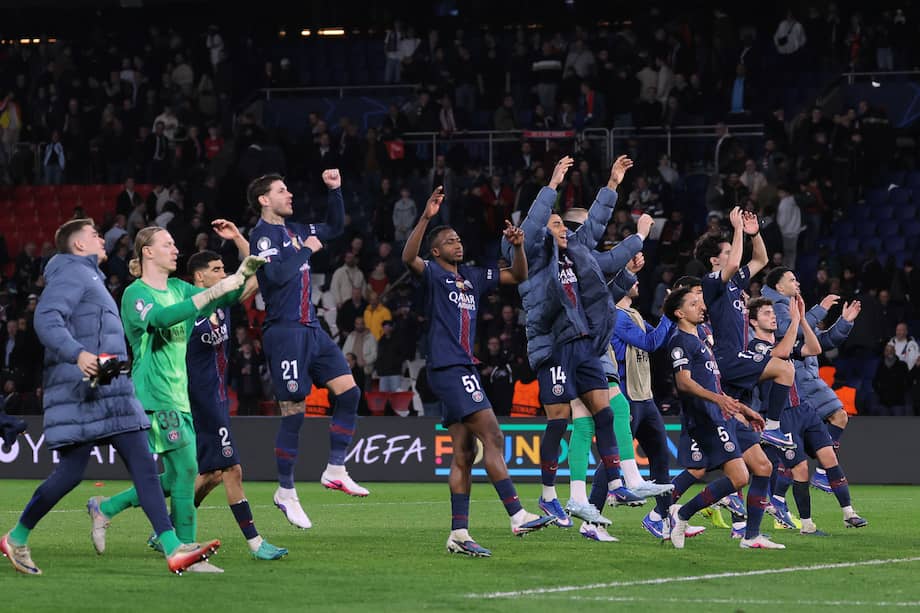 Los jugadores del PSG, el vigente campeón de la Liga de Campeones 2025/26, celebran su clasificación a los octavos de final.
