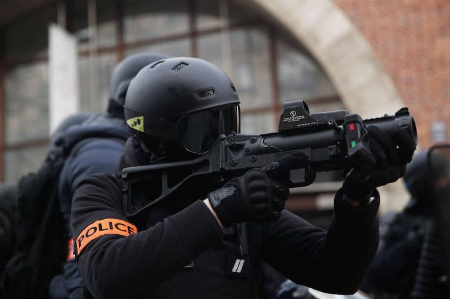 La policía antidisturbios se enfrenta a manifestantes mientras participan en una protesta contra las reformas de pensiones en París. / EFE