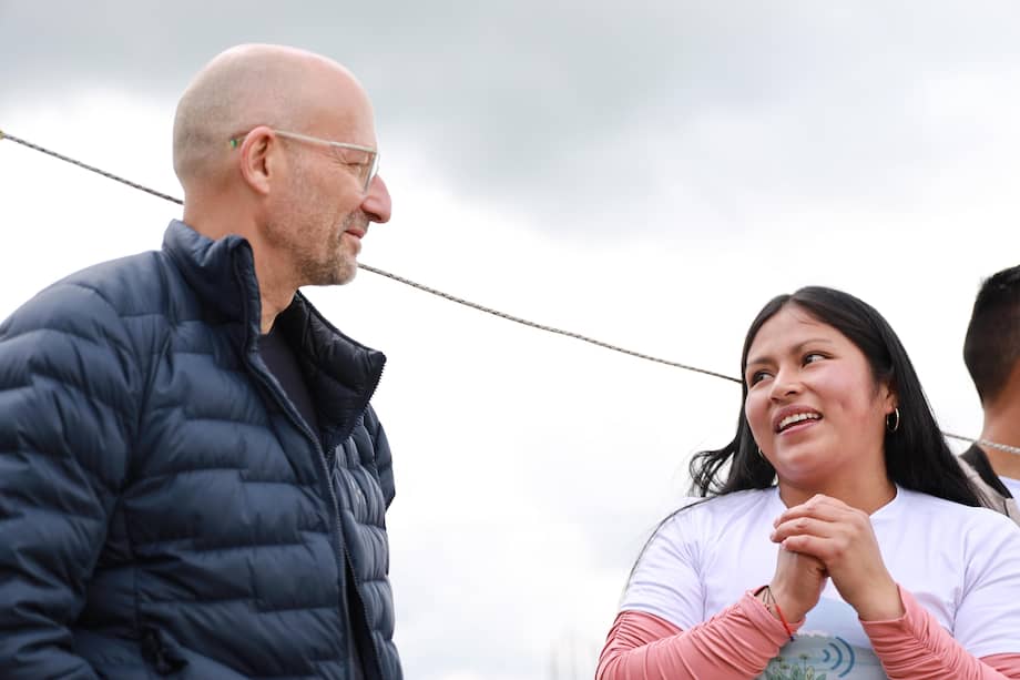 El embajador de la Unión Europea en Colombia, François Roudié junto con participante de las iniciativas en Nariño.