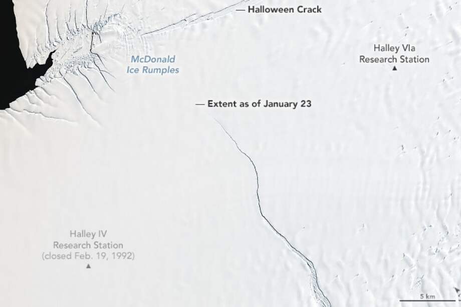 La preocupación más inmediata de los científicos es la fisura visible en el centro de la imagen. Esta grieta, que estuvo estable durante 35 años, comenzó a acelerar su ruptura hacia el norte a una velocidad de 4 kilómetros por año. / Tomado de Earthobservatory.nasa.gov