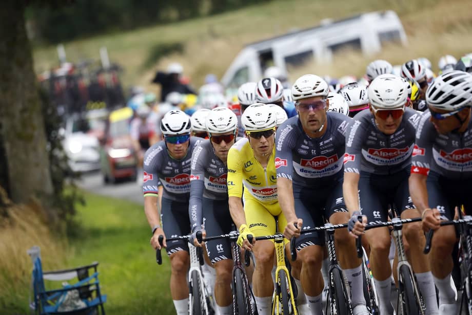(France), 06/07/2025.- Belgian rider Jasper Philipsen (C) of Alpecin - Deceuninck team in action during the 2nd stage of the Tour de France cycling race over 209.1km from Lauwin-Planque to Boulogne-sur-Mer, France, 06 July 2025. (Ciclismo, Francia) EFE/EPA/MARTIN DIVISEK