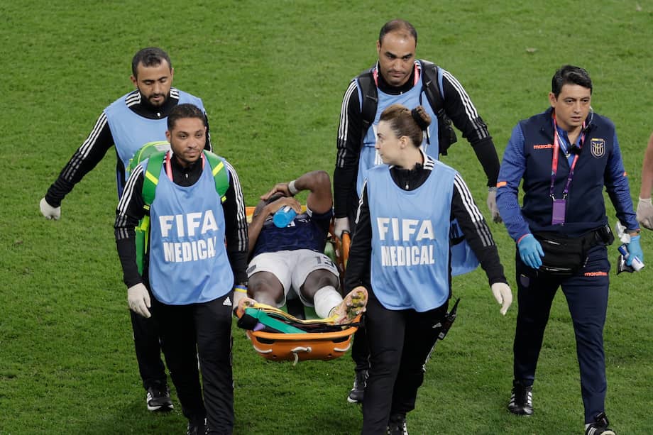GR5008. DOHA (CATAR), 25/11/2022.- Énner Valencia de Ecuador sale lesionado hoy, en un partido de la fase de grupos del Mundial de Fútbol Qatar 2022 entre Países Bajos y Ecuador en el estadio Internacional Jalifa en Doha (Catar). EFE/ Antonio Lacerda