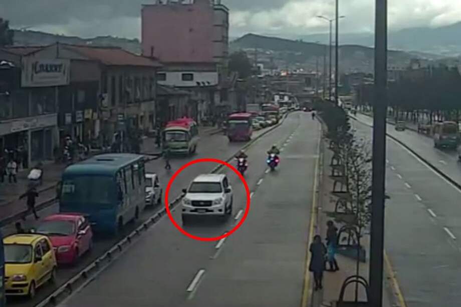 Imponen comparendo a camioneta de magistrado que invadió carril de Transmilenio