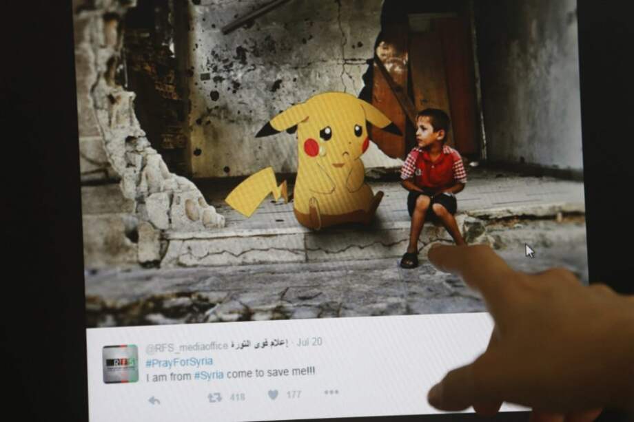 El montaje hecho por un activista con Pokémon Go y la guerra en Siria. / AFP