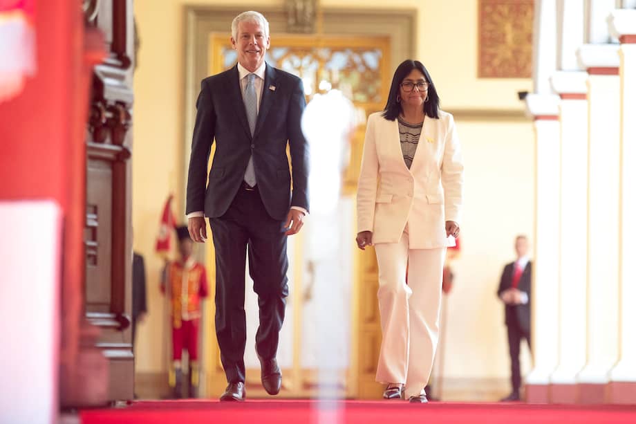 La presidenta encargada de Venezuela, Delcy Rodríguez (d), camina junto al secretario de Energía de Estados Unidos, Chris Wright, previo a una reunión este miércoles en Caracas (Venezuela). Wright calificó de "día histórico" luego de que varias empresas, entre ellas las estadounidenses Chevron y GE Vernova, firmaran en Caracas acuerdos en materia de petróleo y electricidad, respectivamente, con el Gobierno de Venezuela.
