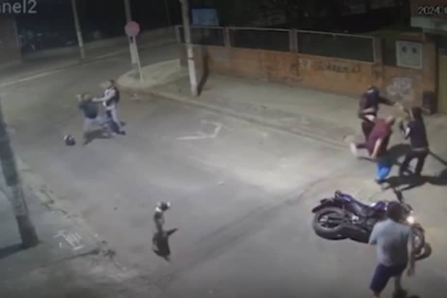 El uniformado y su cómplice fueron reducidos por la comunidad del barrio La Fragua luego de que atracaran y golpeara a un hombre que caminaba por la zona. El auxiliar se encontraba en licencia por calamidad.