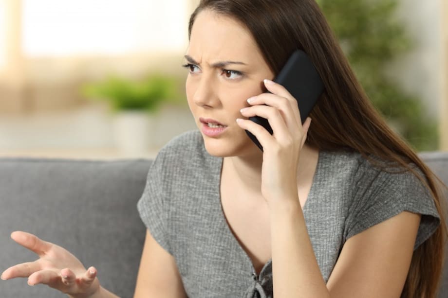 Mujer con un teléfono en su oreja
