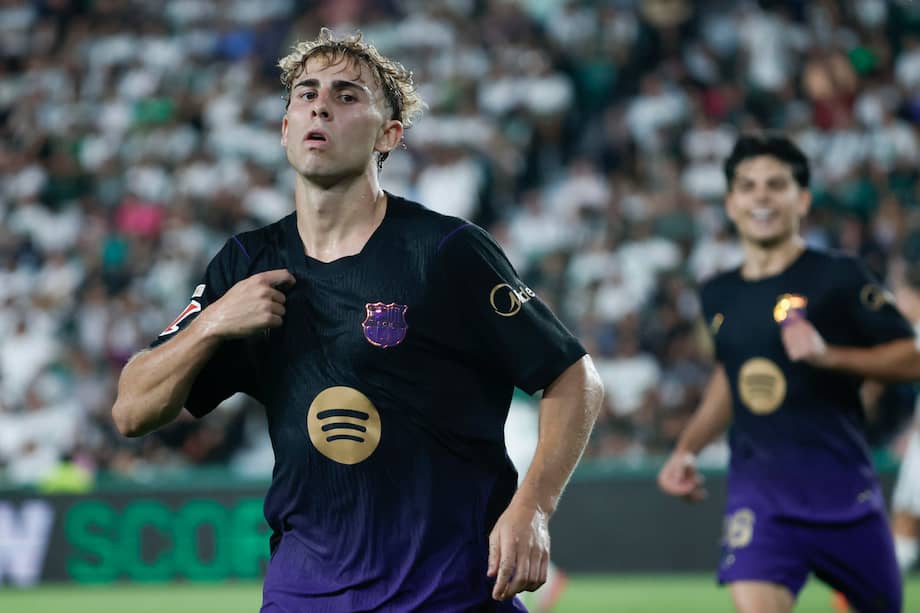 El centrocampista del Barcelona Fermín López celebra tras marcar el quinto gol, durante el partido de LaLiga de fútbol que Elche CF y FC Barcelona disputaron este domingo.