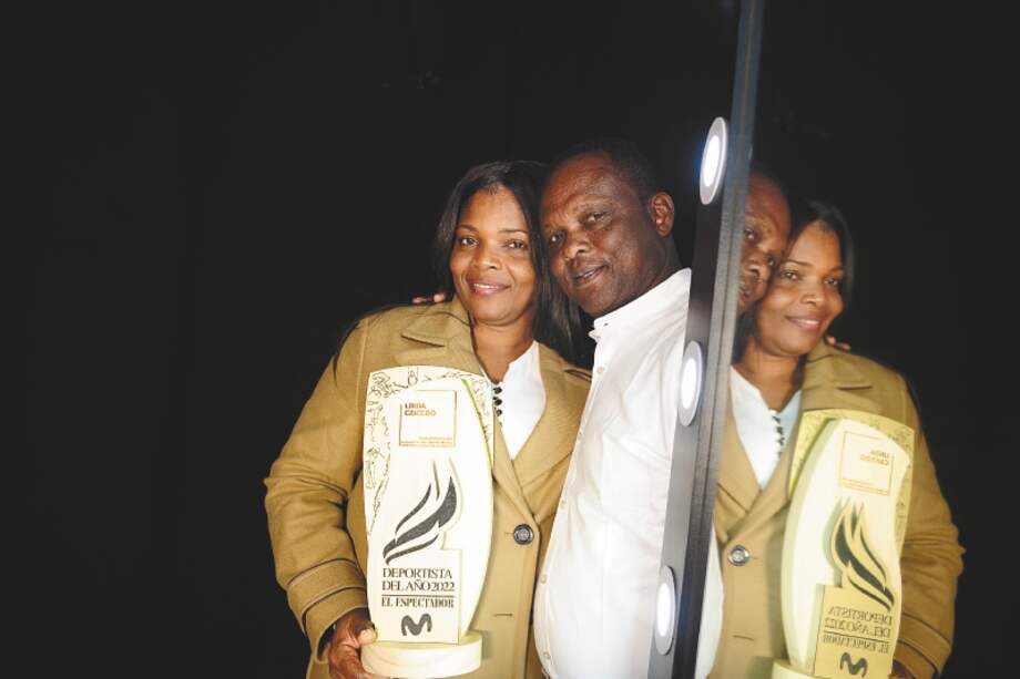 Erlinda Alegría y Mauricio Caicedo, los orgullosos padres de la delantera colombiana Linda Caicedo, revelación de 2022. / Nelson Sierra G.