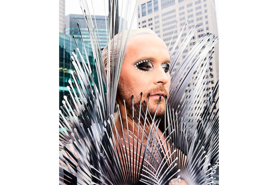 Parecido a la silla Juego de Tronos, el traje de Fredrik Robertsson en la Met Gala