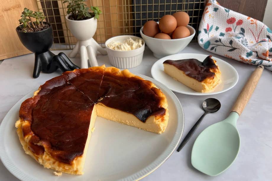 Para hacer esta torta vasca usa queso crema y crema de leche, entre otros ingredientes.