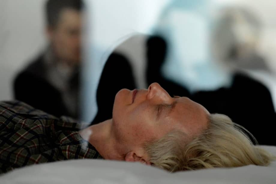 La actriz británica Tilda Swinton toma parte en el performance llamado "The Maybe" en el Museo de Arte Moderno (MOMA) en Nueva York (EE.UU.). / Efe