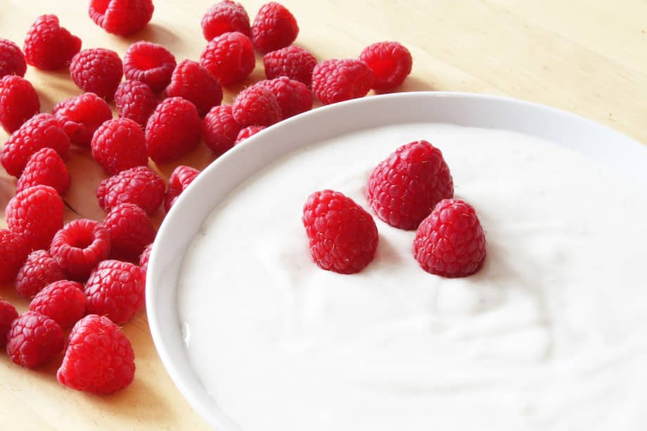 ¿No sabes qué yogur usar en tus propuestas de sabor? El yogur natural es una opción más ligera para el día a día, mientras que el griego es ideal cuando se busca mayor saciedad o aumentar la ingesta de proteína.