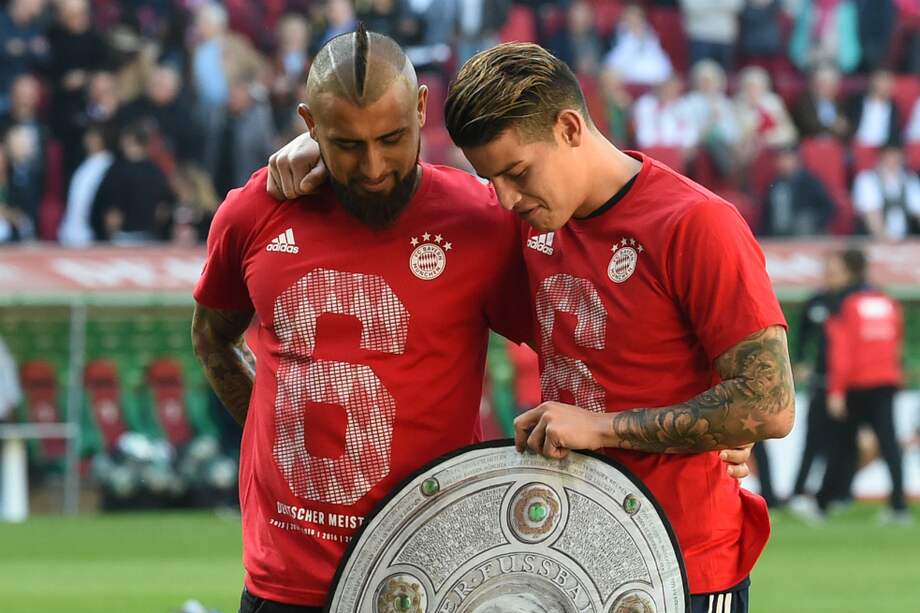 James Rodríguez y Arturo Vidal, con el trofeo de la Bundesliga 2018. / AFP